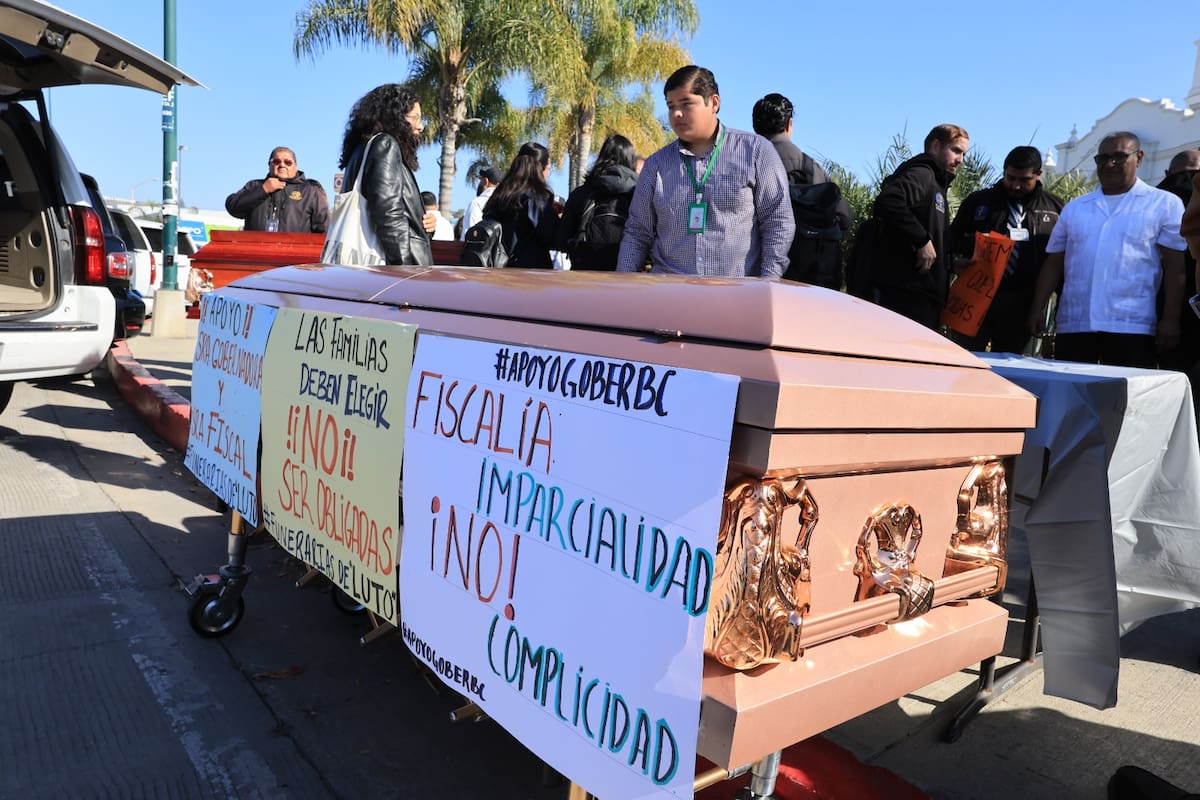 Fiscalía General del Estado estaría presionando a las familias para que contraten servicios funerarios exclusivamente con ciertas empresas. Foto: Sergio Ortiz