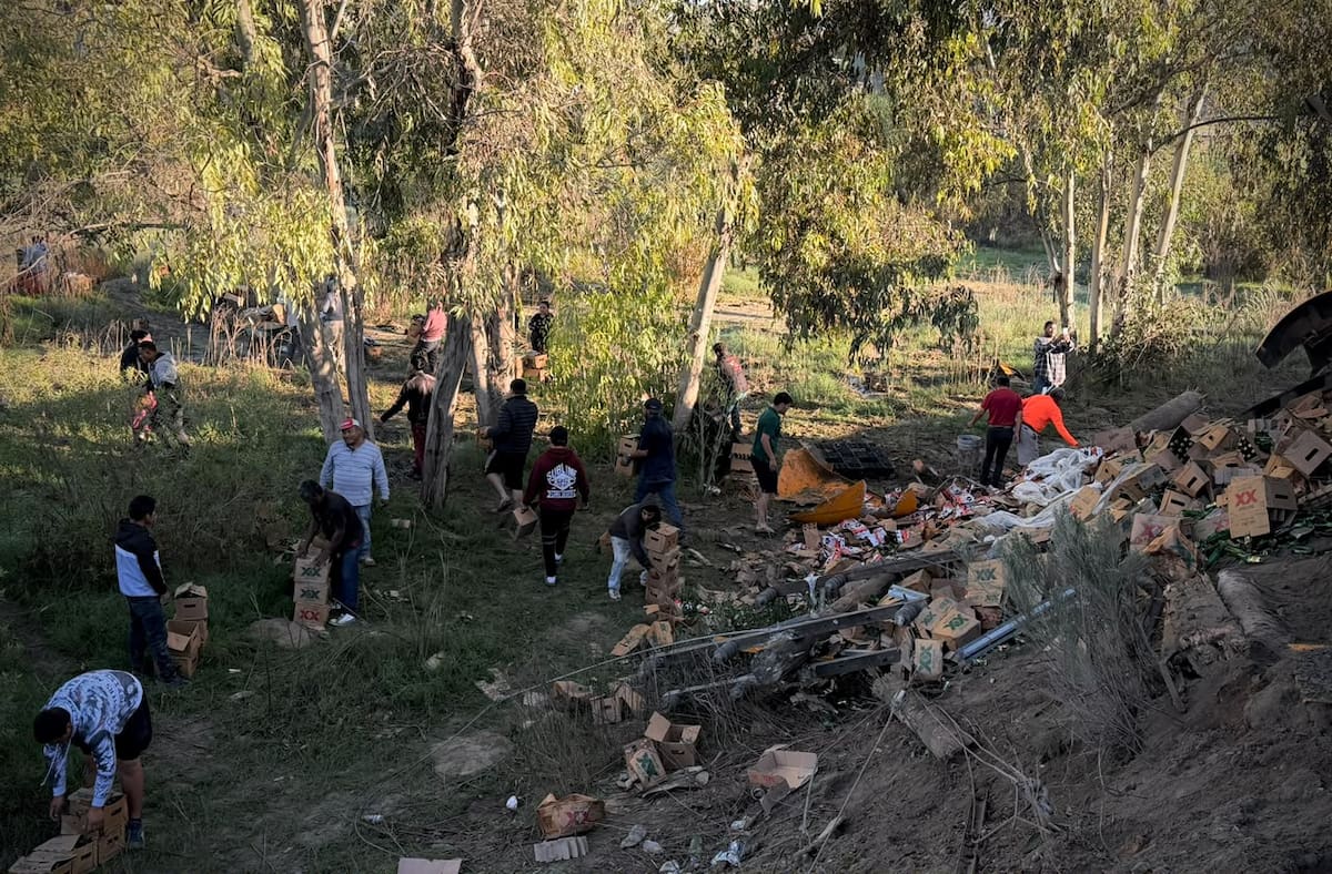 Personas cargaron cerveza en baldes y tinas tras la volcadura en Granjas Buenos Aires. Foto: Border Zoom