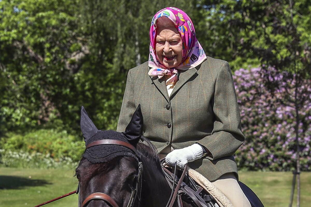 Isabel II sale del confinamiento a montar a caballo