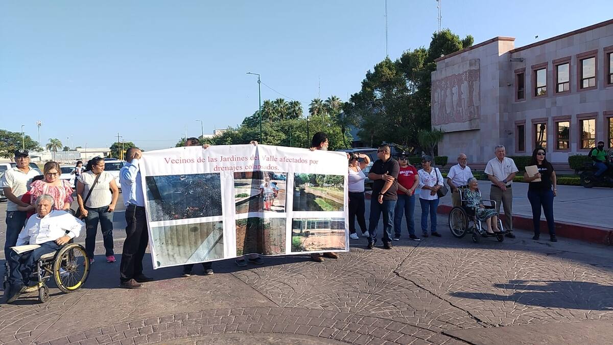 Vecinos de la colonia Jardines del Valle se manifiestan por drenajes colapsados