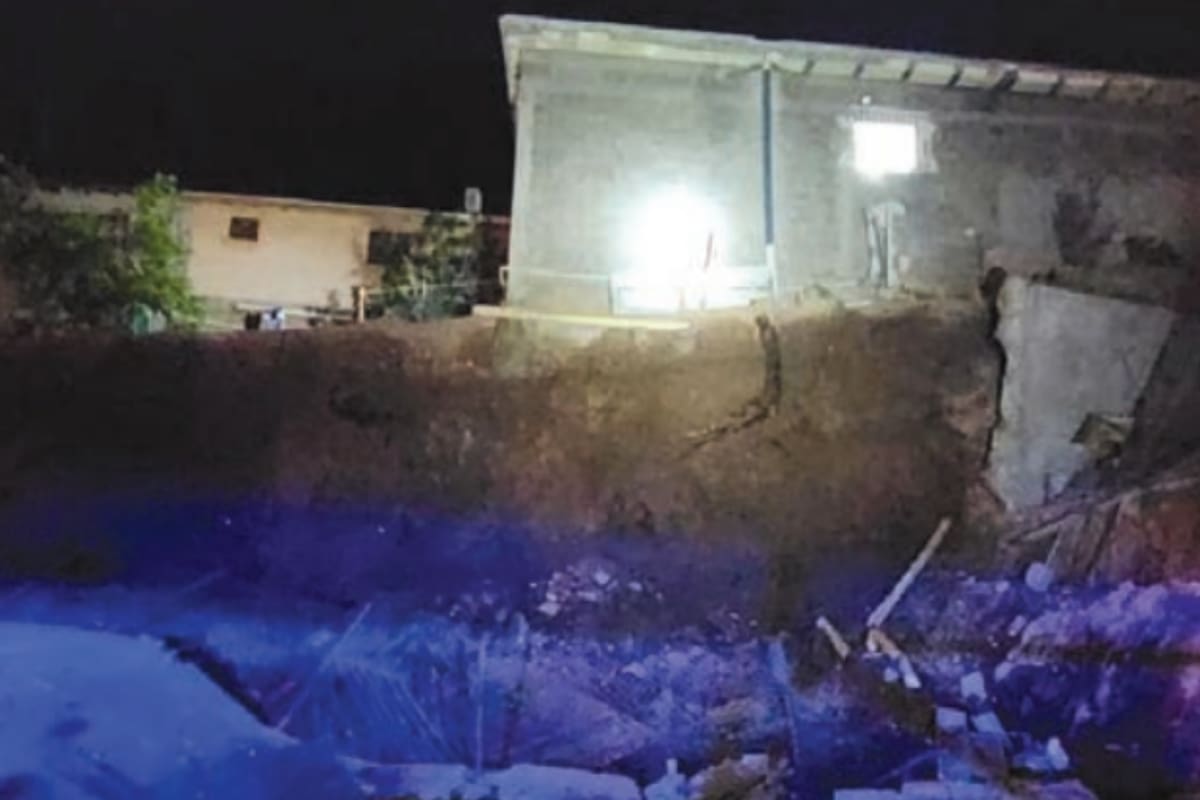 Derrumbe de barda pone en riesgo vivienda