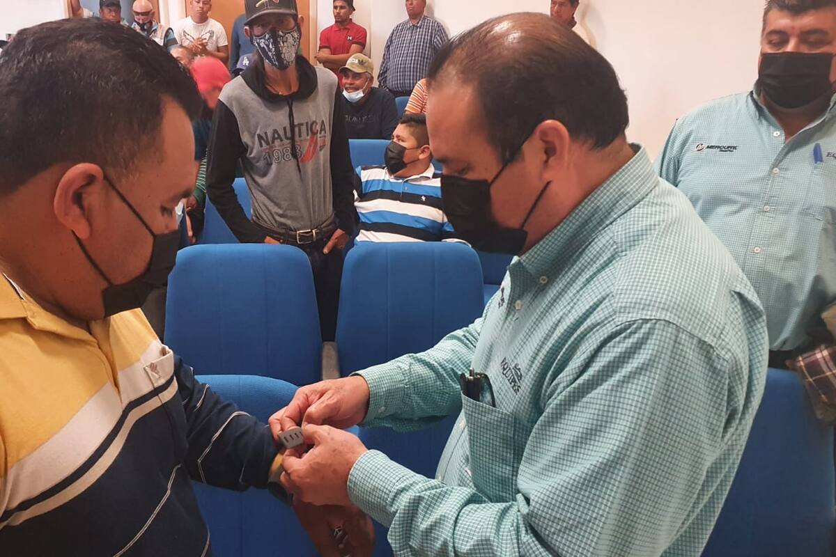 Reciben pescadores de Yavaros pulseras espanta tiburones