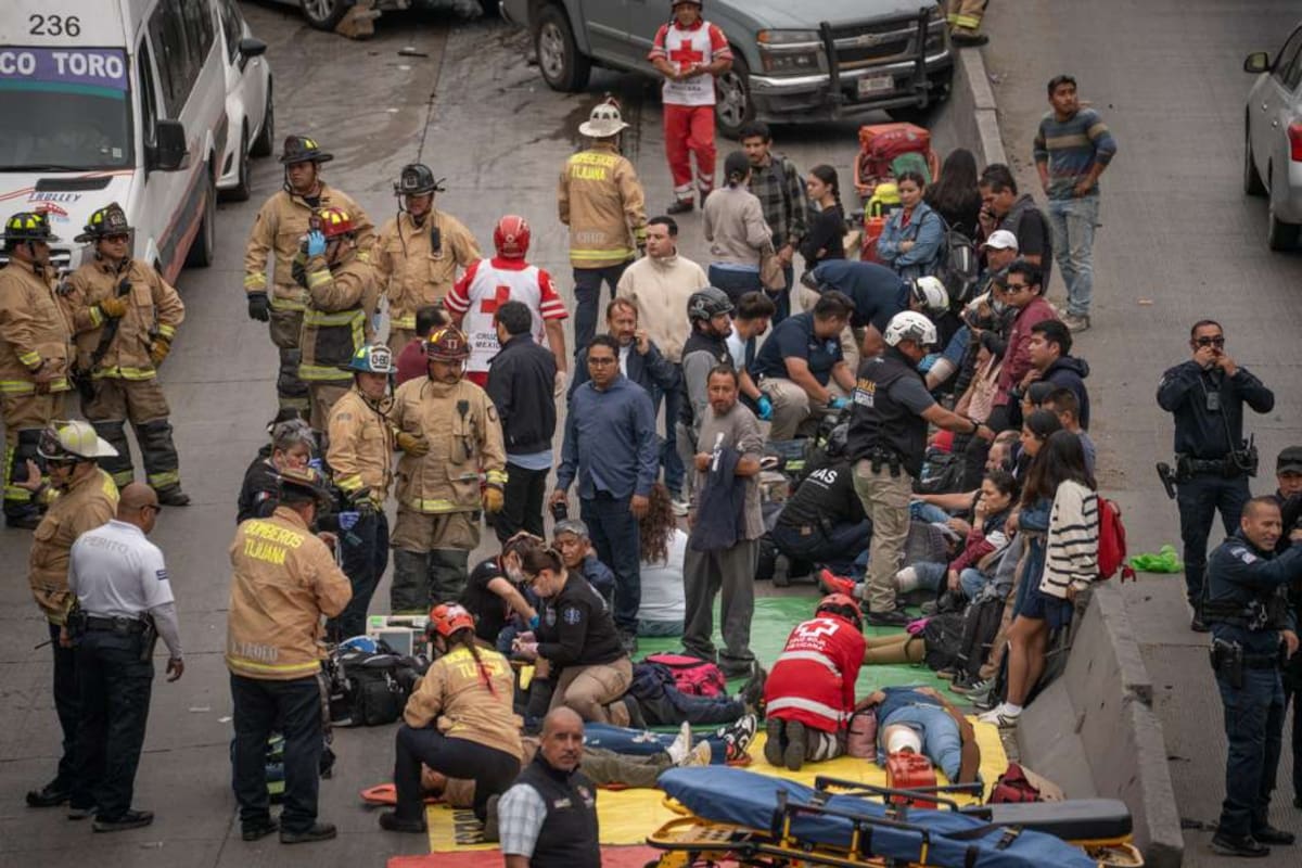 El accidente ocurrió a la altura de la llantera Jaramillo. Bomberos reportó 22 personas trasladadas a hospitales y ocho rescatadas de vehículos atrapados. Foto: Border Zoom