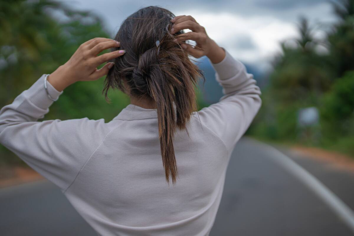 ¿Qué significa siempre llevar el cabello recogido, según la psicología?