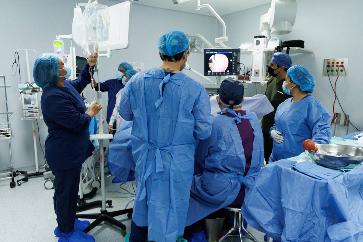 Gracias a técnicas avanzadas como la laparoscopía y la cirugía mínimamente invasiva, se busca no solo resolver problemas urgentes, sino también mejorar significativamente la calidad de vida de los pacientes. Foto: EFE.