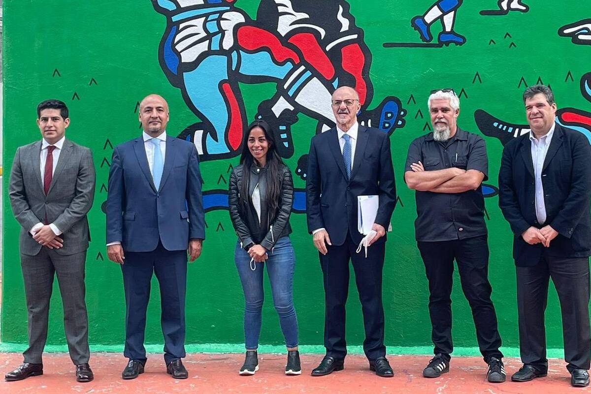 IMÁGENES: Colocan enorme mural de Maradona en Estadio Azteca