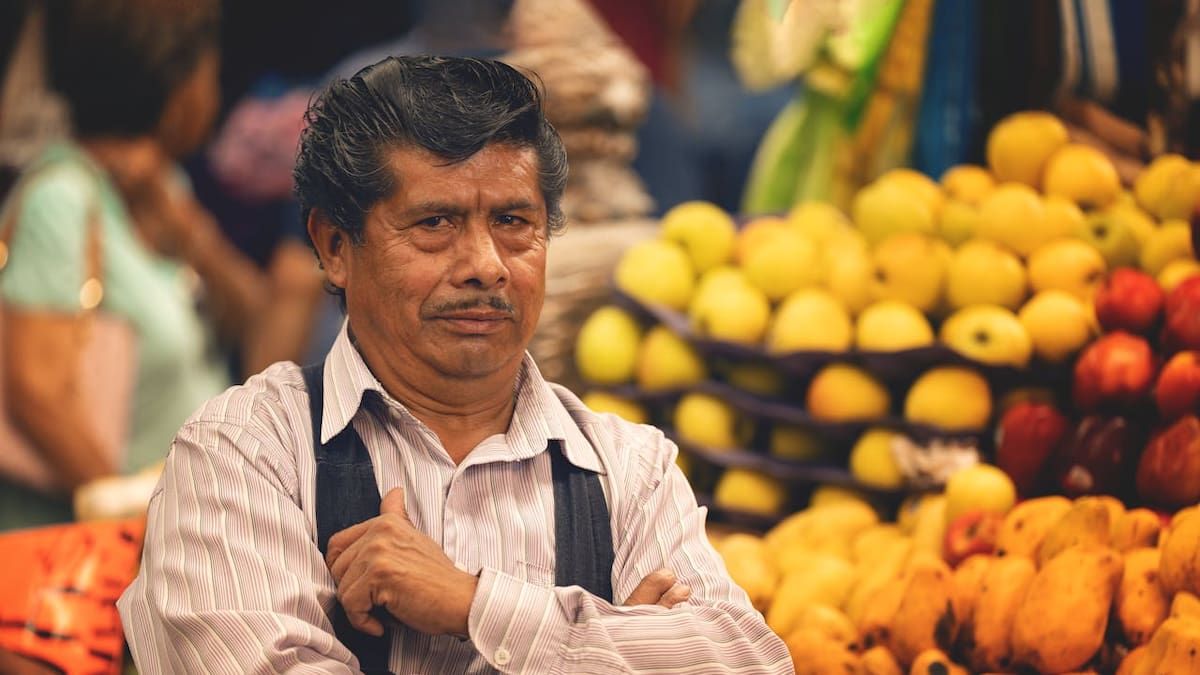Salario mínimo supera al ingreso típico de trabajadores informales; Banamex explica cómo cambió la brecha entre ambos mercados laborales
