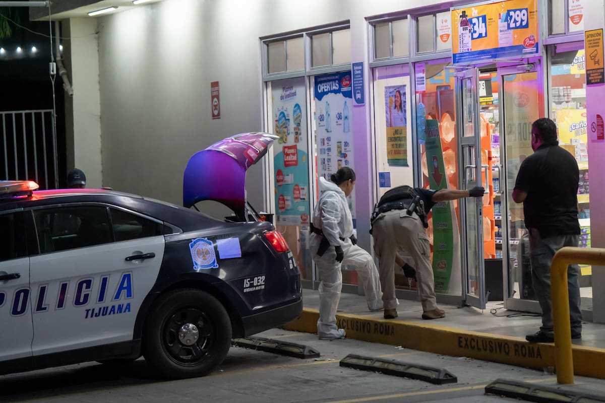 Roban cerveza de farmacia y le disparan a un empleado