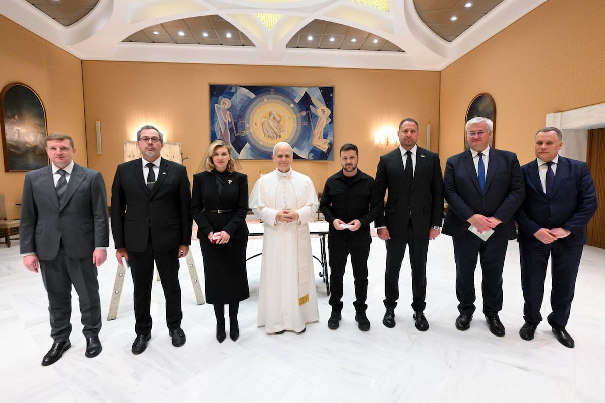 CIUDAD DEL VATICANO (VATICANO), 18/05/2025.- El papa León XIV ha recibido este domingo en una audiencia en el Vaticano al presidente de Ucrania, Volodímir Zelenski, junto a su esposa, Olena Zelenska, después de que asistiera a la misa de inicio de pontificado. EFE/Vatican Media/Simone Risoluti.