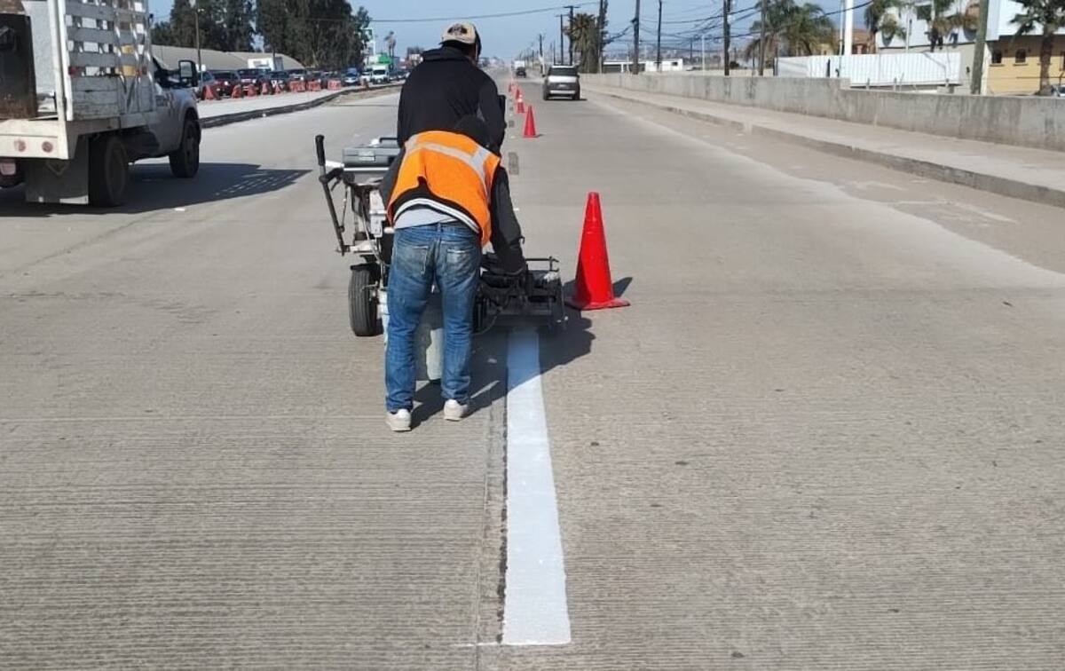 Actualmente se trabaja en la construcción de guarniciones, banquetas y la colocación de señalamiento horizontal y vertical.