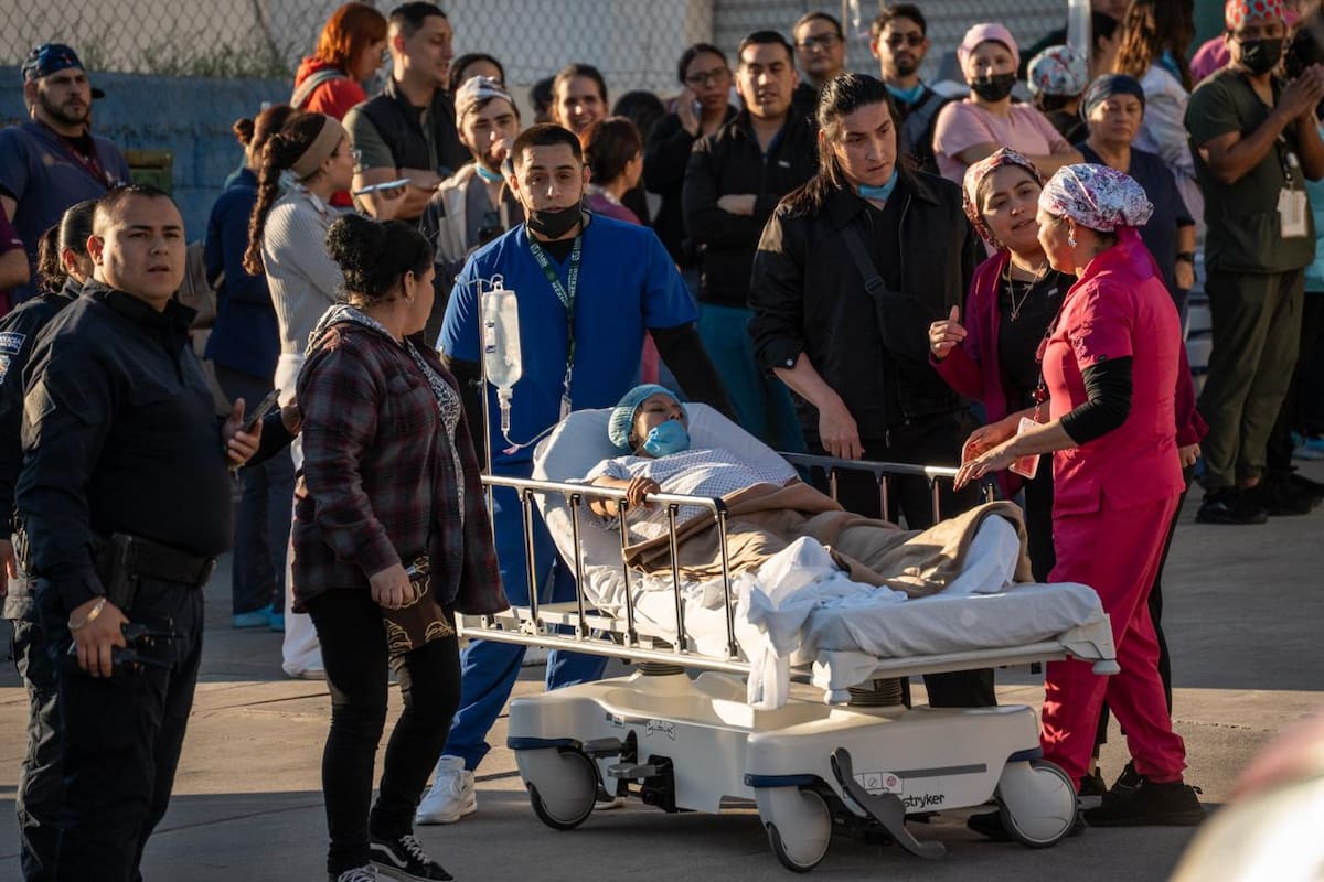 El fuego inició en el área de motores de aire acondicionado y generó la evacuación de personal, pacientes y visitantes. Foto: Border Zoom