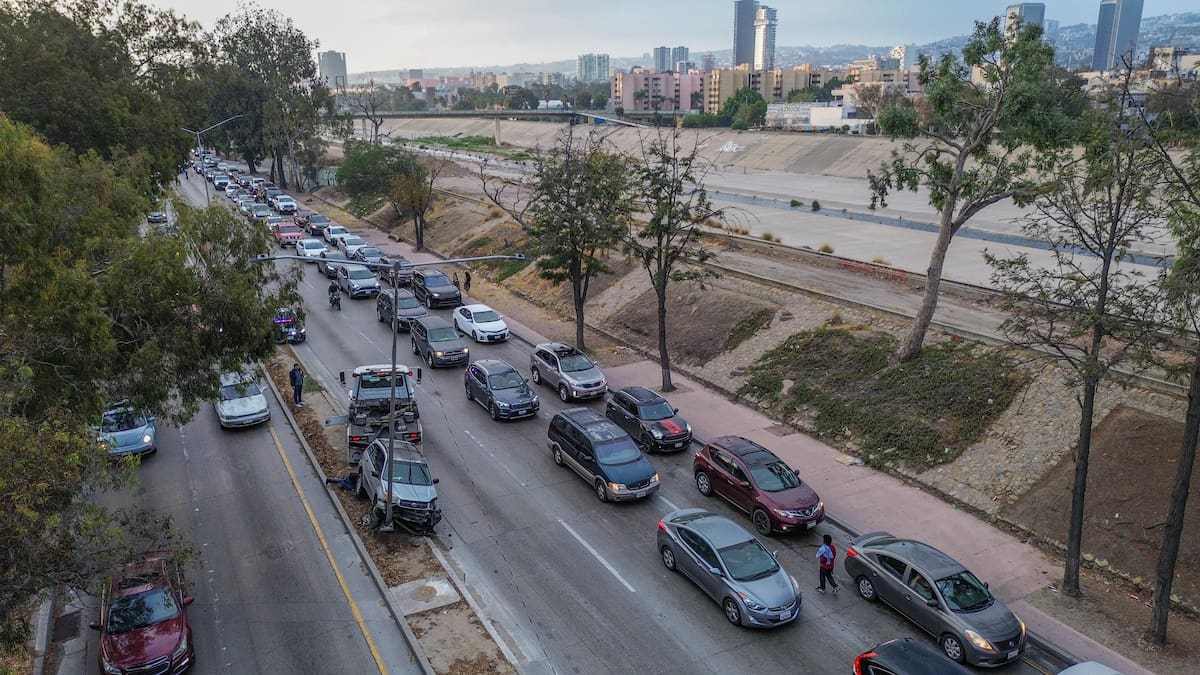 El afectado habría perdido el control y posteriormente se impactó contra un poste de metal. Foto: Border Zoom