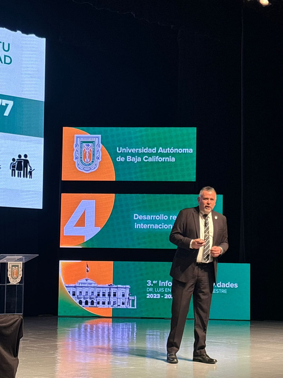 El rector informó que la universidad cuenta con más de 69 mil estudiantes de licenciatura y cerca de 3 mil de posgrado, además de inversiones en investigación, infraestructura, becas y nuevos programas educativos. Foto: Lorena Salinas