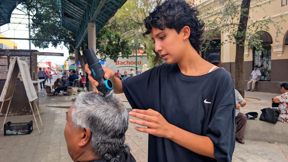 Eunice García realizó varios cortes en el lugar, con la guía de su novio Frank de la Cruz.