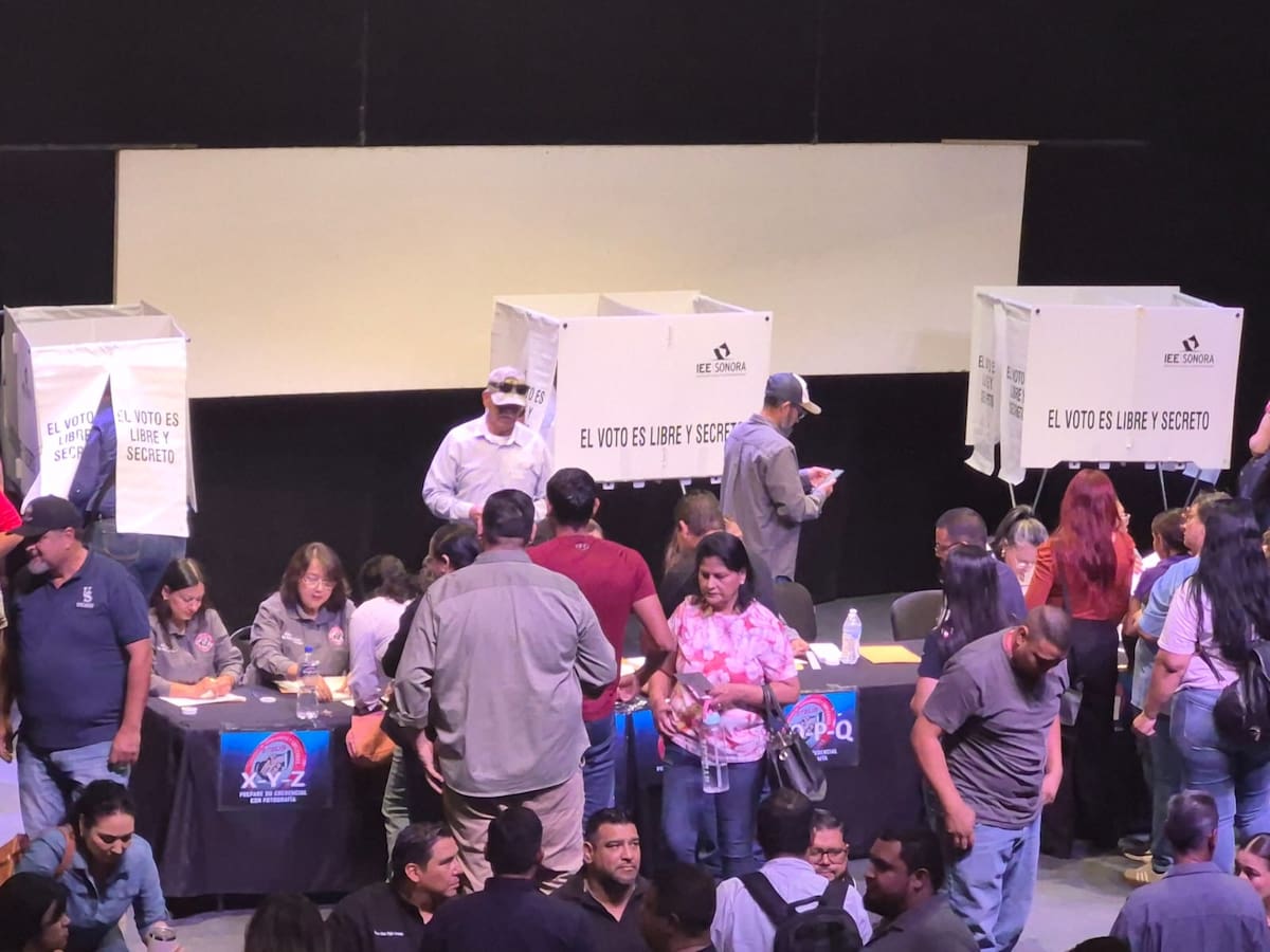 Integrantes del Steus votan sobre el estallamiento de huelga en la Unison. | Foto: Julián Ortega