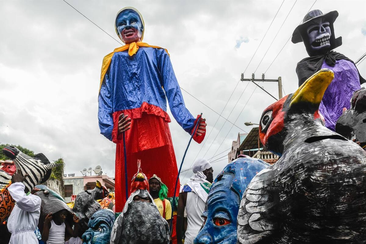 Haitianos bailan en carnaval pese a crisis