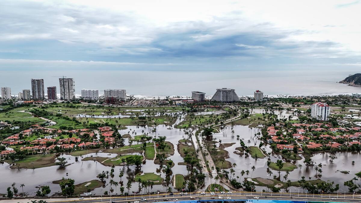 Tanto el huracán Otis como el huracán John, ocasionaron que miles de habitantes de Acapulco estuviesen en la calle tras perder sus hogares. | Crédito: EFE