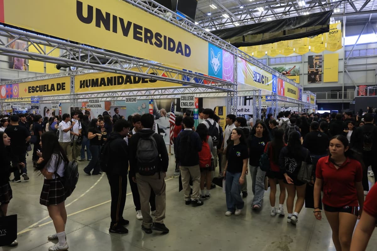 Estudiantes y familias recorren CETYS Universidad campus Tijuana durante Expocetys. Foto: Sergio Ortiz