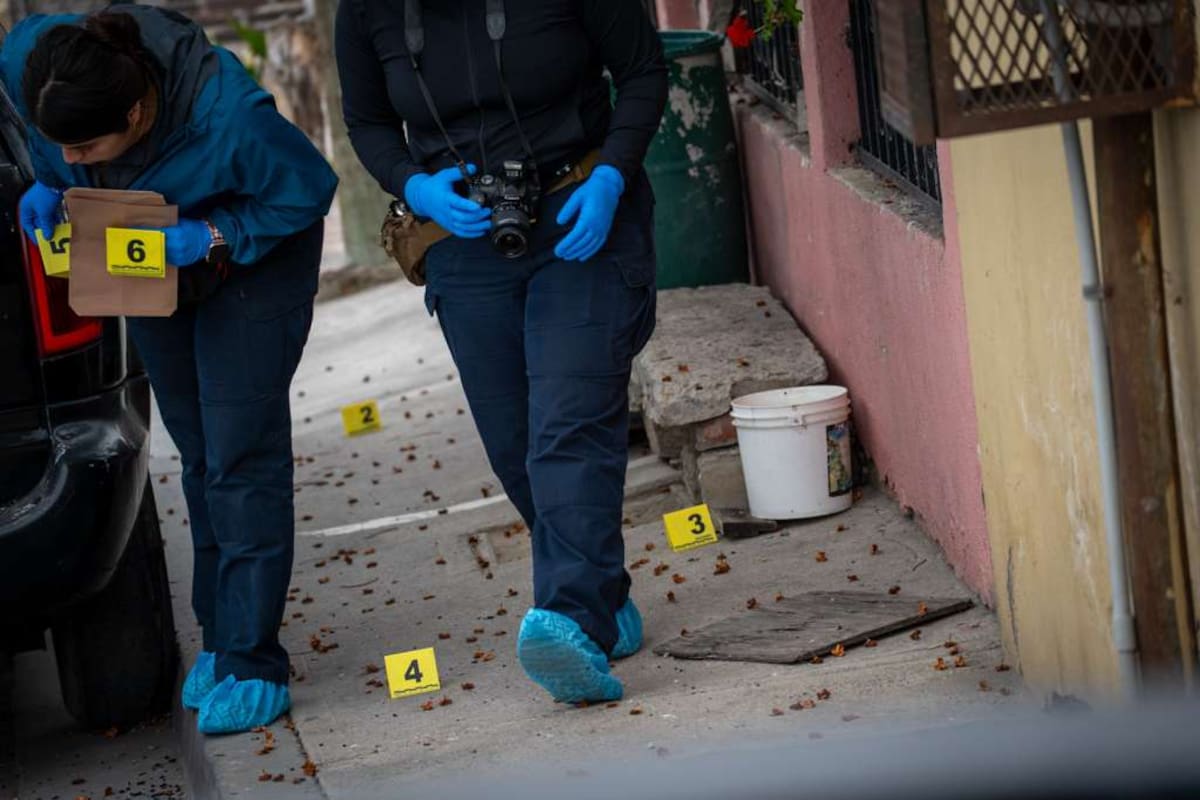 La víctima logró trasladarse por sus propios medios a un hospital tras resultar lesionada durante el ataque armado en la colonia Emperadores. Foto: Border Zoom