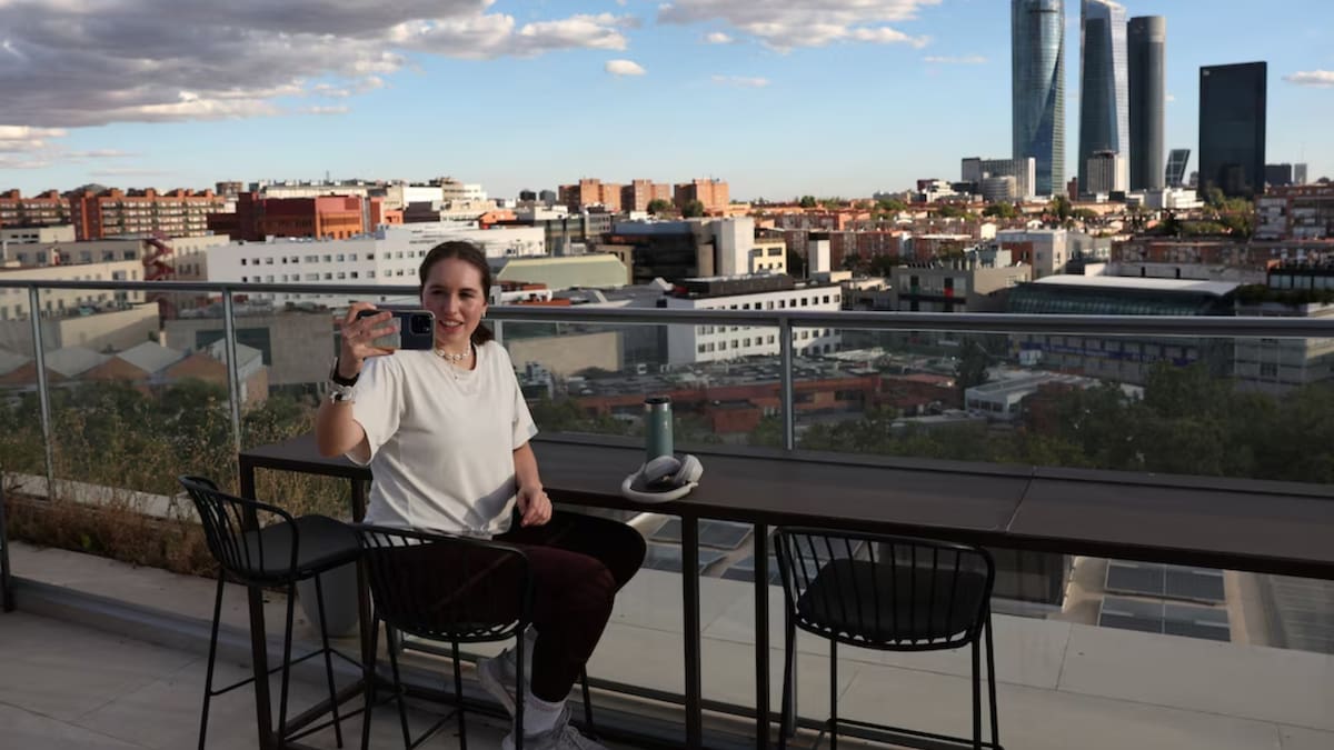 Se estima que los jóvenes acumularán hasta 74 billones de dólares hacia 2040. /Reuters