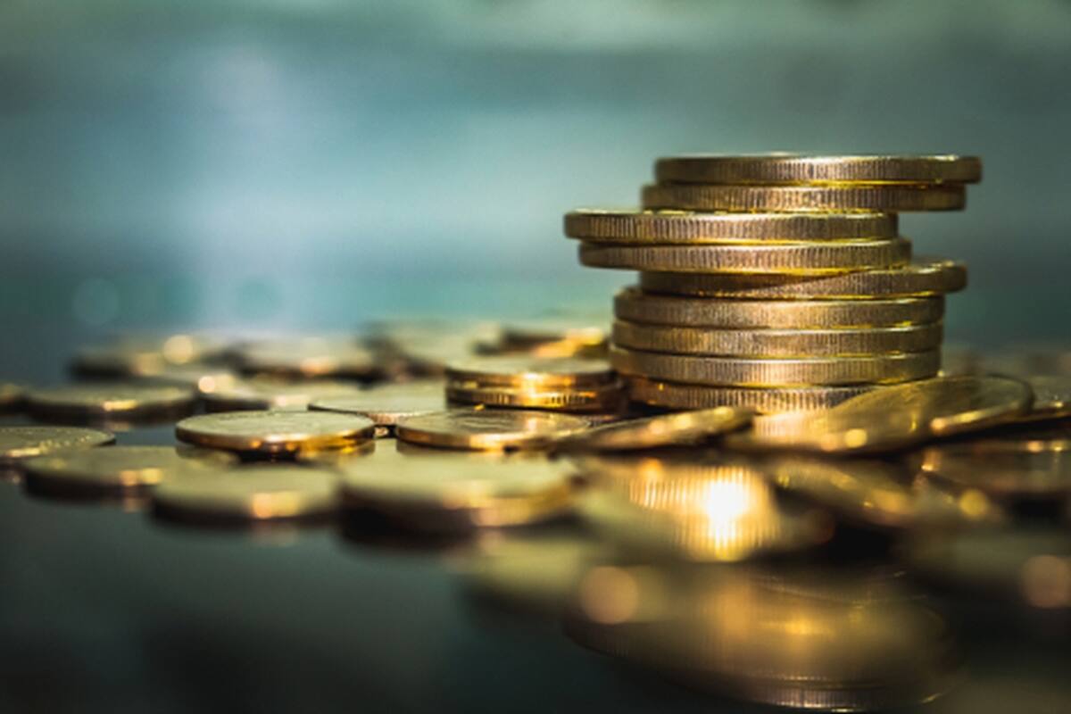 Encuentran monedas de oro en un frasco que estaba enterrado