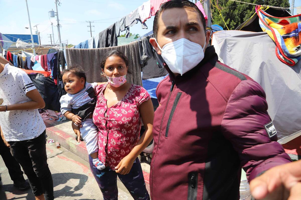 Suman 30 niños con varicela en campamento de migrantes