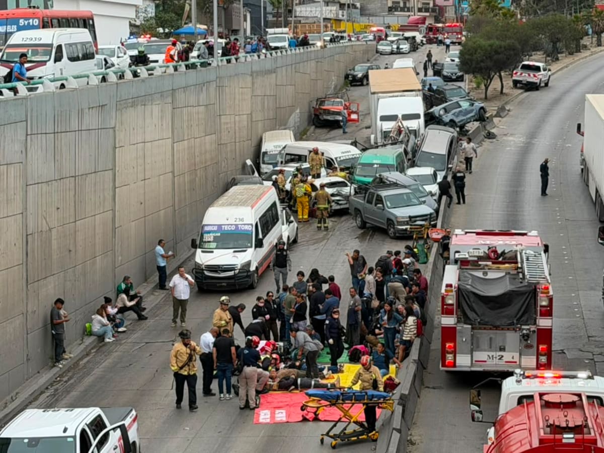 El accidente ocurrió a la altura del puente de la llantera Jaramillo. Equipos de emergencia atendían a decenas de personas y reportaban posibles atrapados. Foto: Border Zoom