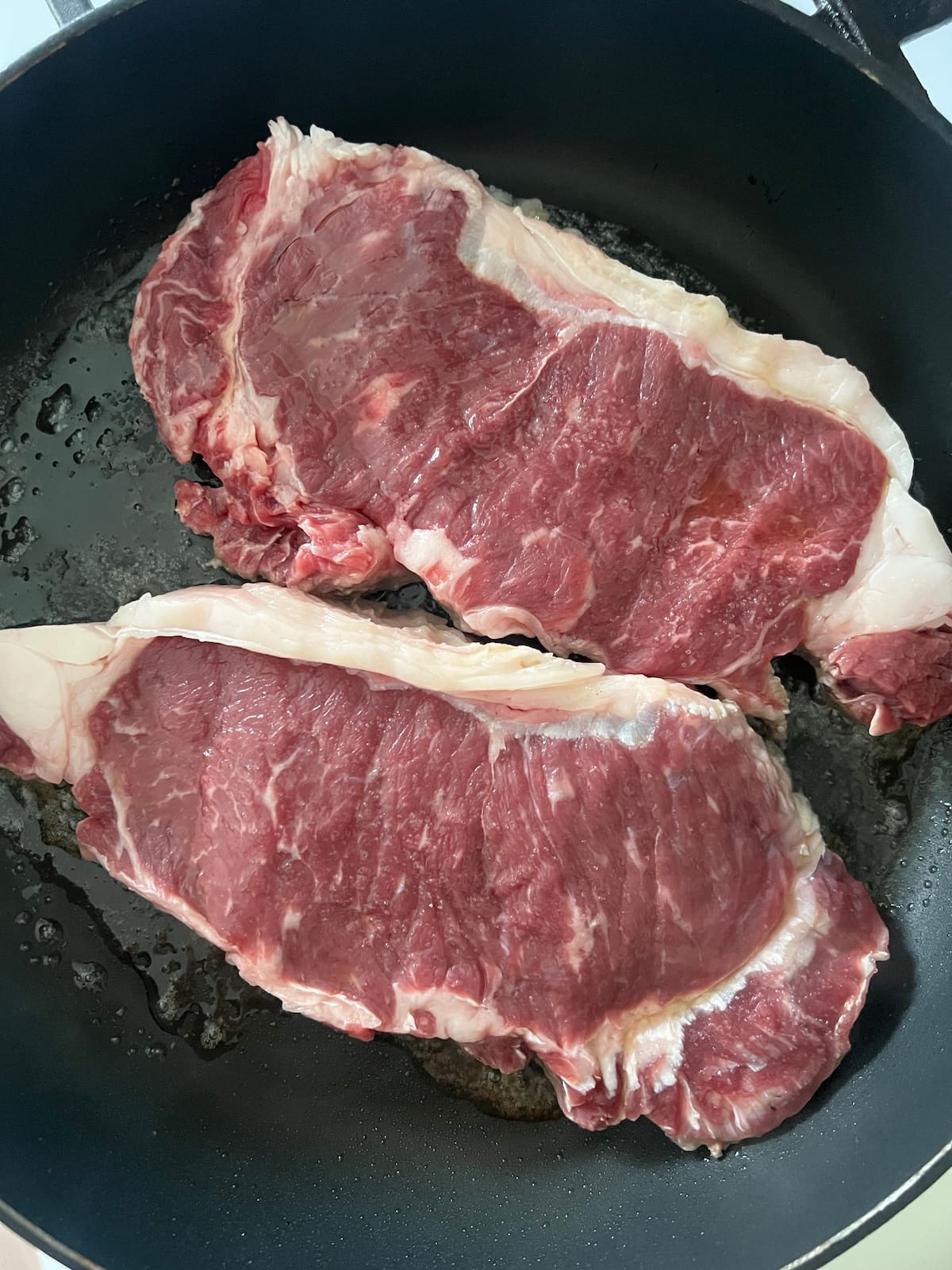 La carne de corral (grasa blanca) ofrece notas mucho más suaves y sutiles al paladar. | Pexels