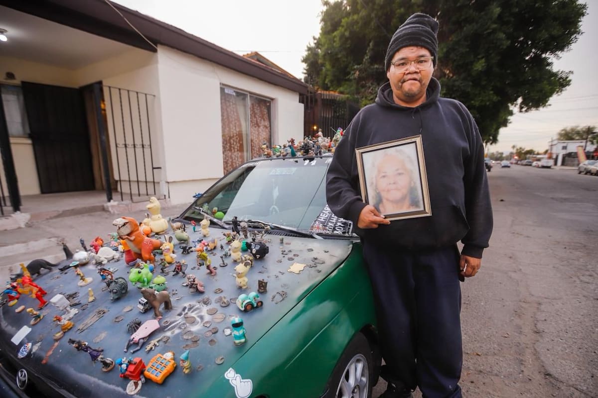 En memoria de su mamá, decora su auto con juguetes, con el que recorre Mexicali