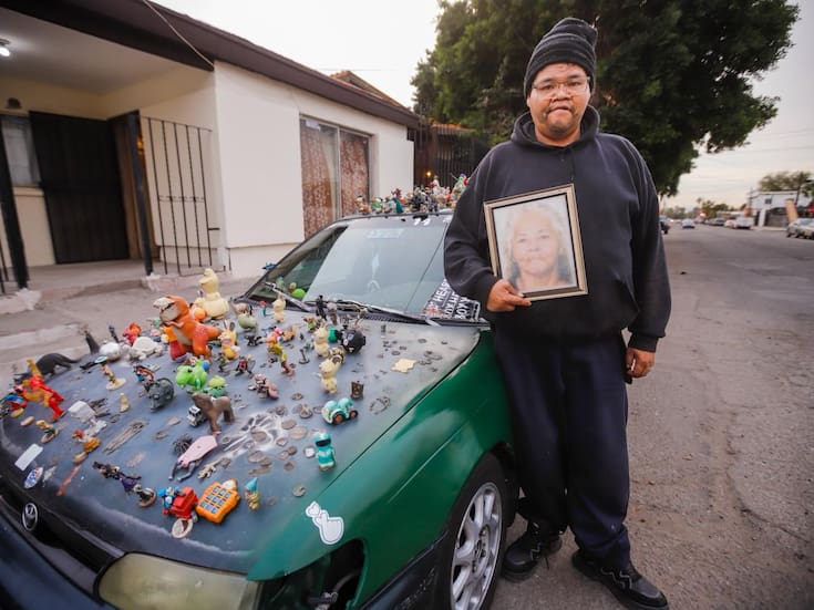 En memoria de su mamá, decora su auto con juguetes, con el que recorre Mexicali