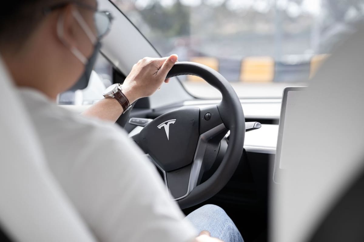 Mujer de 76 años muere en Texas tras impacto de Tesla en autopiloto que se estrelló contra su casa
