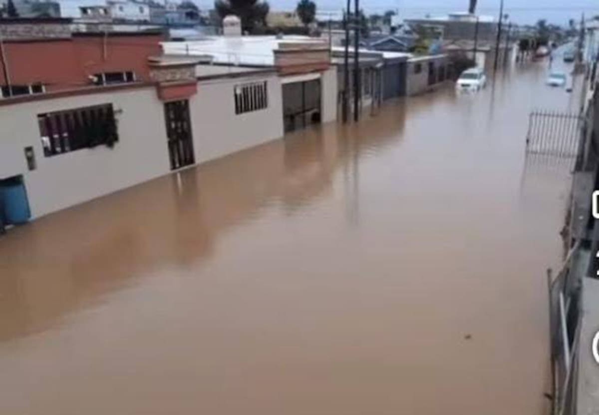 Se registraron inundaciones en tramos carreteros, calles y accesos viales.