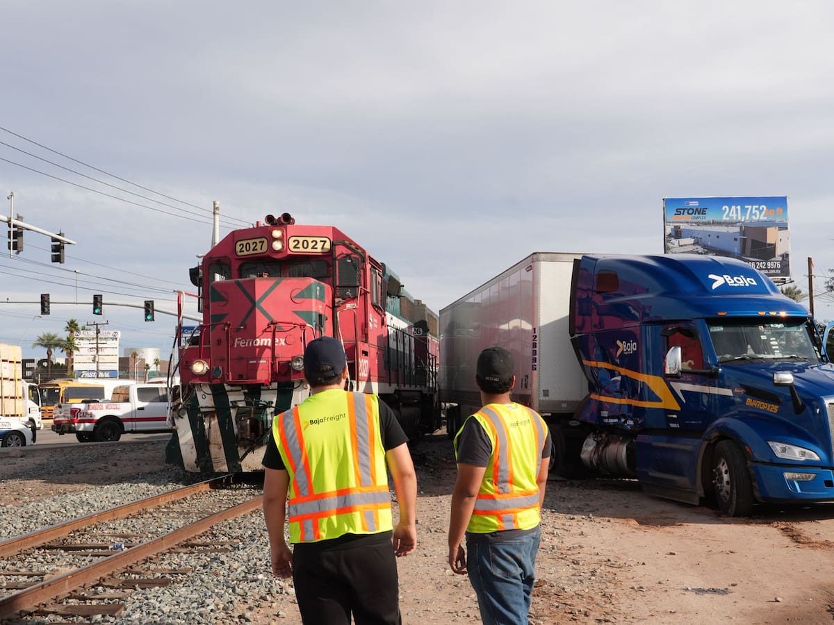 Un camión se interpuso al paso del tren en la carretera a San Luis Río Colorado y el bulevar Venustiano Carranza, provocando un embotellamiento y daños materiales. (Foto: Fernando Guerrero)