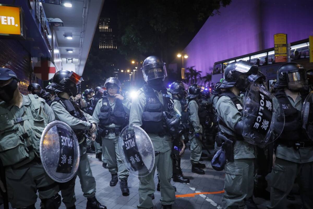 VIDEO: Manifestante derriba a policía con patada voladora en Hong Kong
