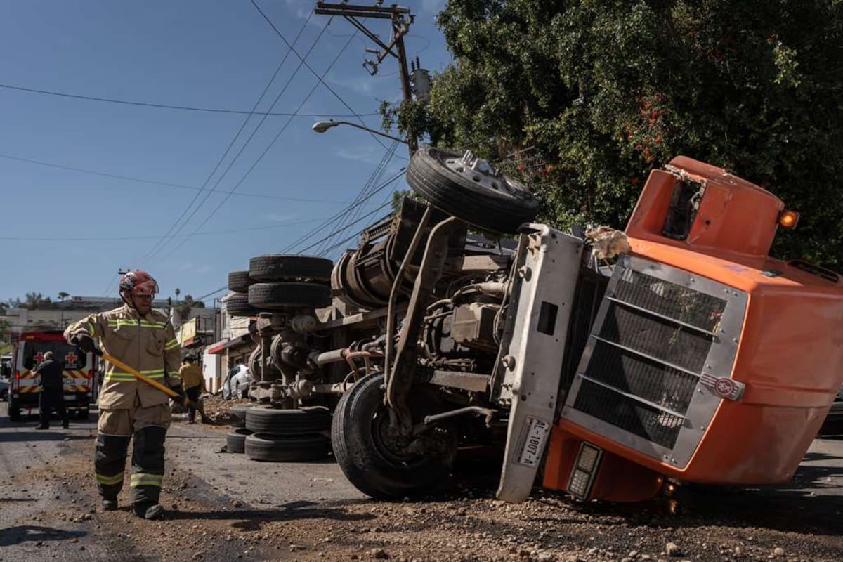 Dompe se queda sin frenos y provoca choque múltiple en Tijuana