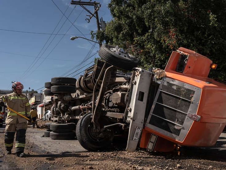 Dompe se queda sin frenos y provoca choque múltiple en Tijuana