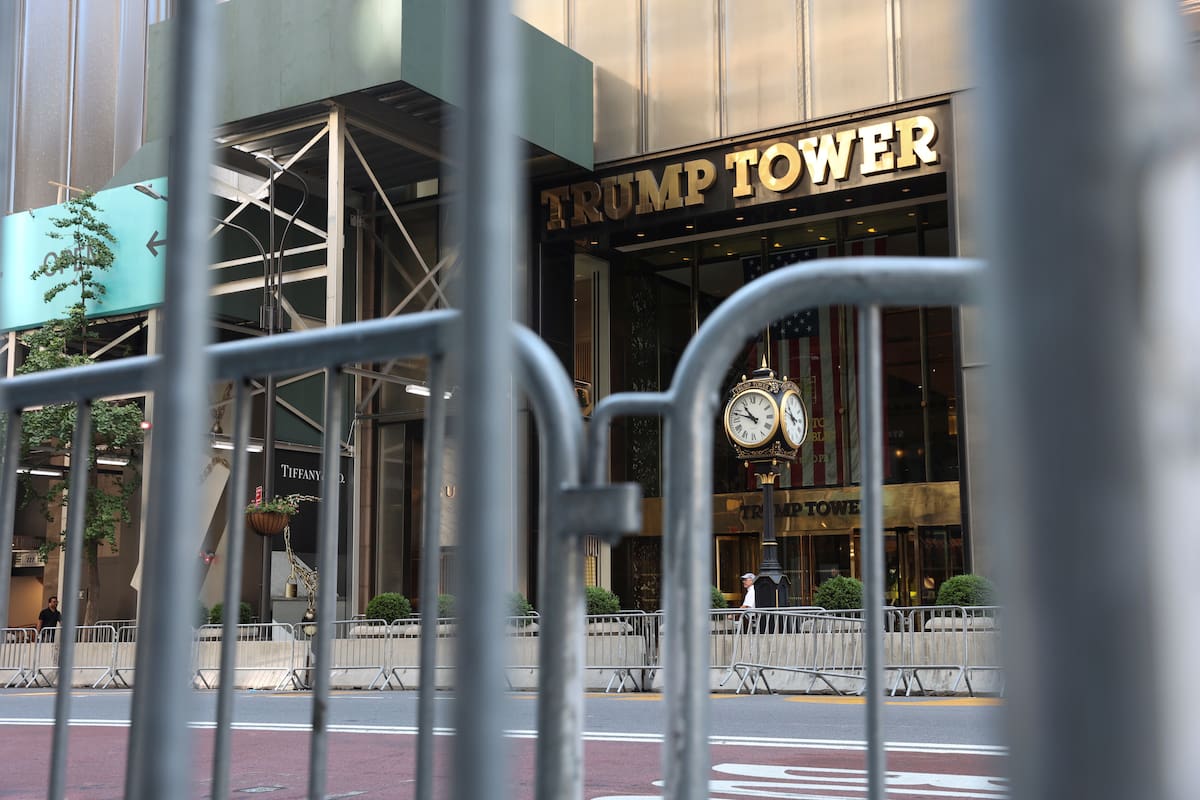 FOTO DE ARCHIVO: Entrada de la Torre Trump en la 5ª Avenida, en el barrio de Manhattan de la ciudad de Nueva York, Estados Unidos, 30 de junio de 2021. REUTERS/Angus Mordant