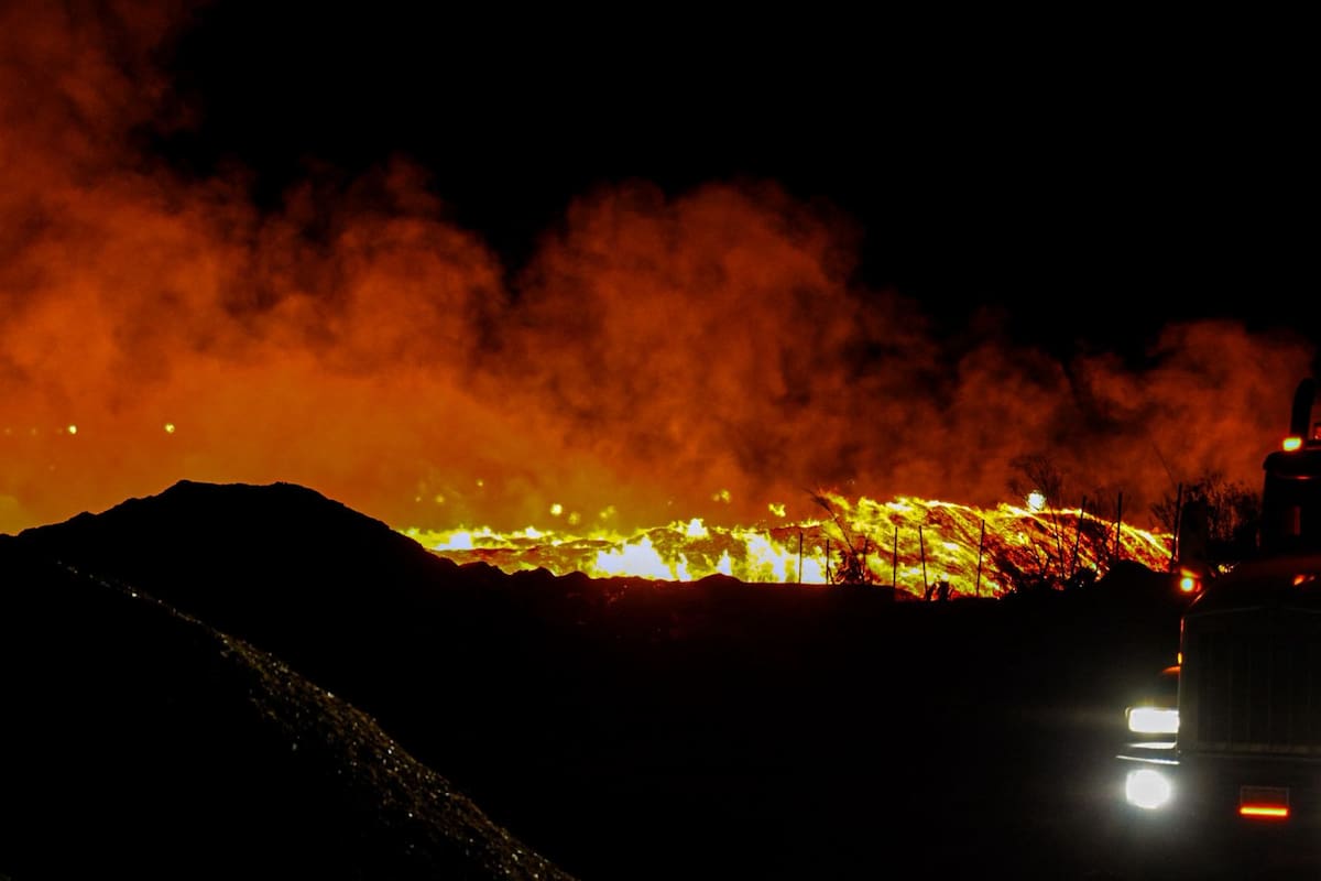 Incendio en procesadora de aserrín continúa activo