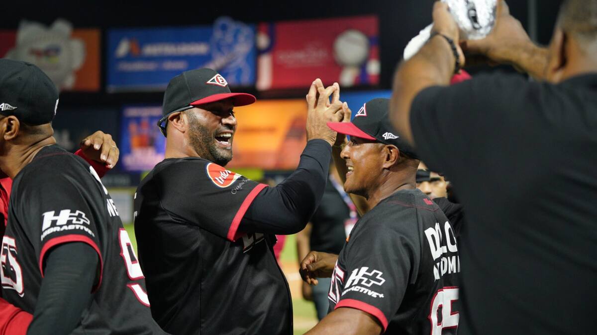 Albert Pujols festeja con el equipo la calificación al Round Robin de la LIDOM. (Foto: Las Mayores)