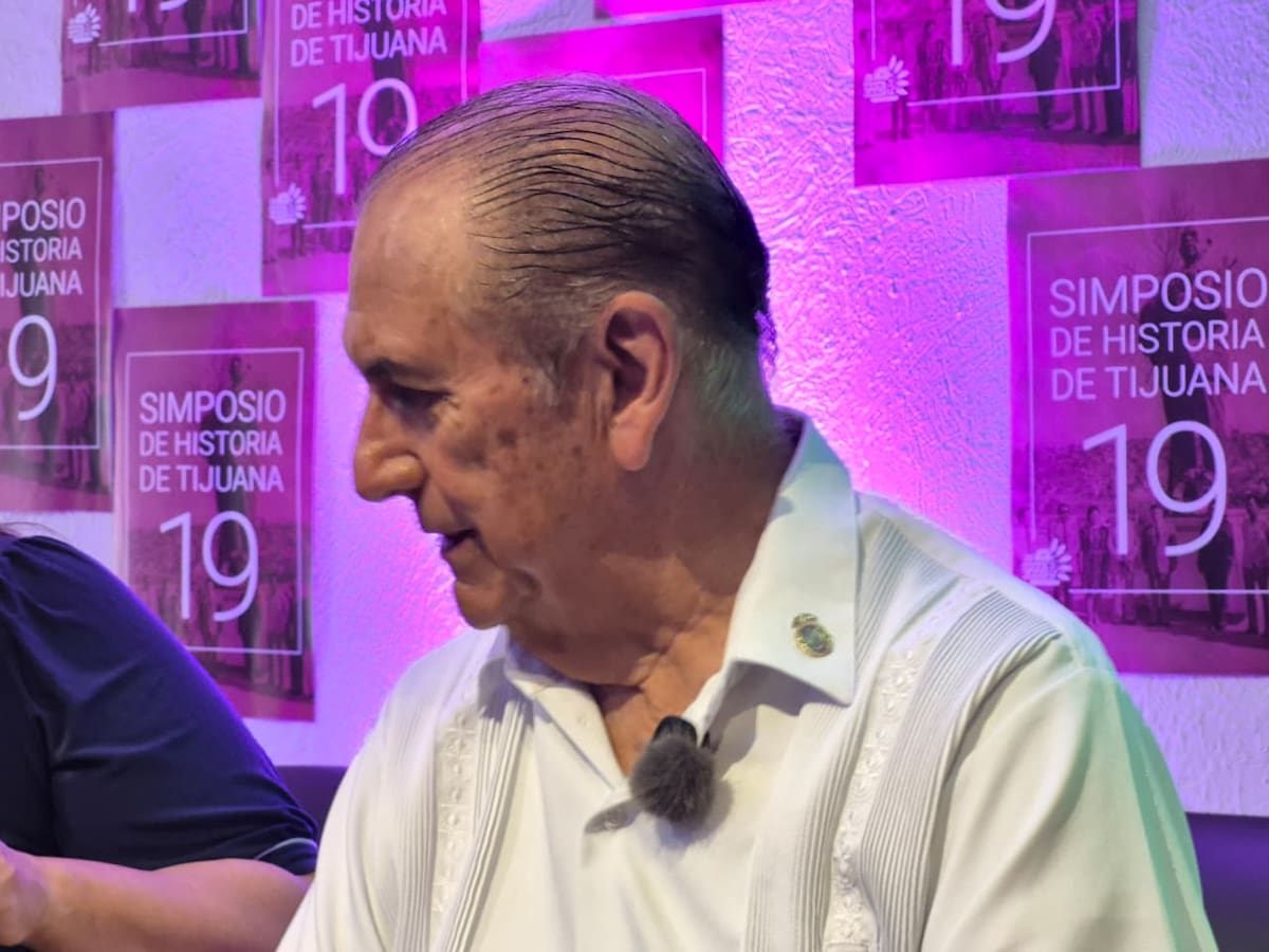 El historiador Mario Ortiz Villacorta fue reconocido durante la inauguración del XIX Simposio de Historia de Tijuana, donde llamó a preservar la memoria colectiva y fortalecer la identidad de las nuevas generaciones.
Fotos: Lorena Yaneim Salinas.
