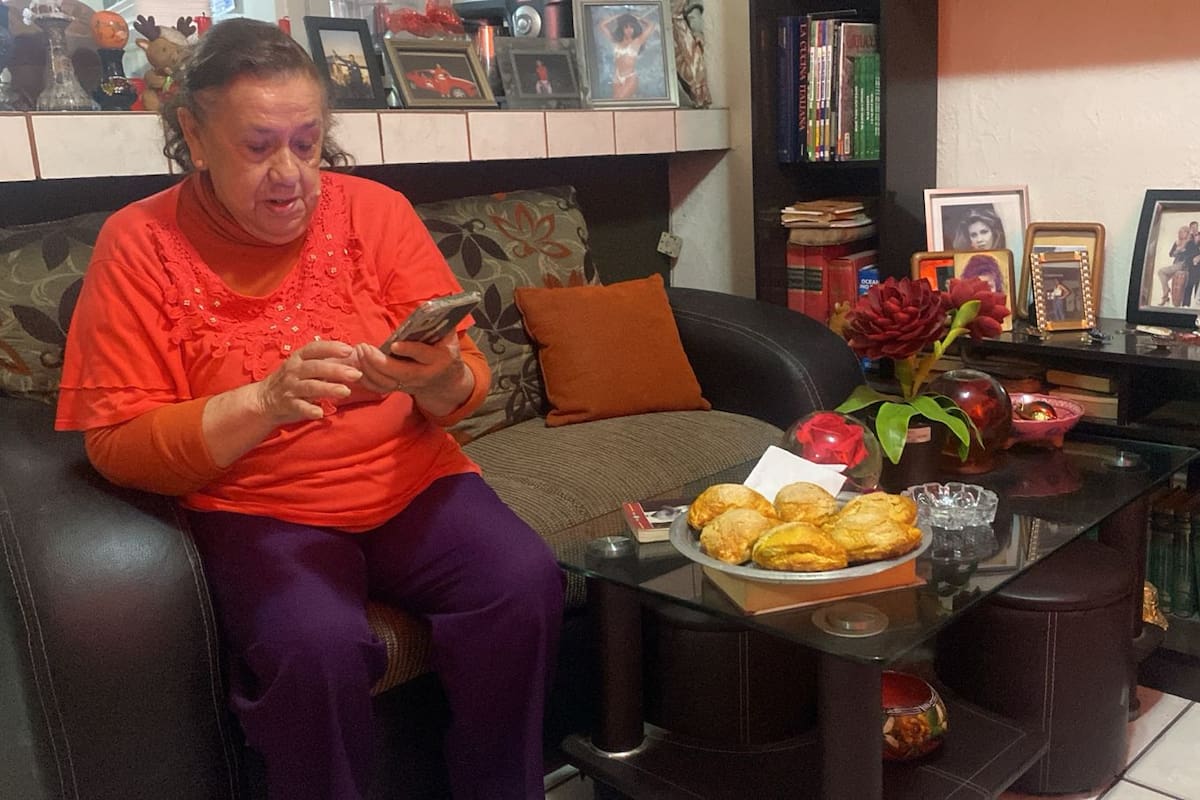Chef Auria Cabrera, de 75 años, busca trabajo para pagar la renta de donde vive