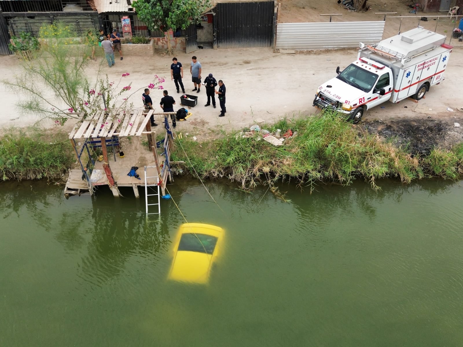 Bomberos trabajan en la recuperación de un vehículo Mustang que cayó al Canal Pacífico, accidente en el que un hombre perdió la vida. El percance se registró en la zona poniente de Mexicali. (Foto: Javier Gallegos)