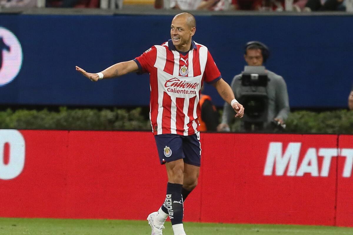 DT de Chivas defiende a 'Chicharito' ante las críticas por la falta de gol