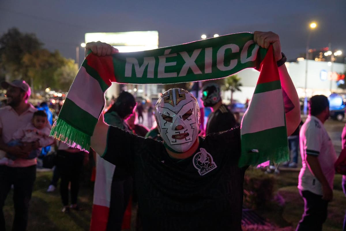 Con banderas, trompetas y caravanas, cientos de aficionados se reunieron en el Monumento Cuauhtémoc para celebrar el triunfo de la Selección Mexicana por 2-0 ante Corea del Sur en la Copa Mundial de la FIFA 2026. Foto: Border Zoom.