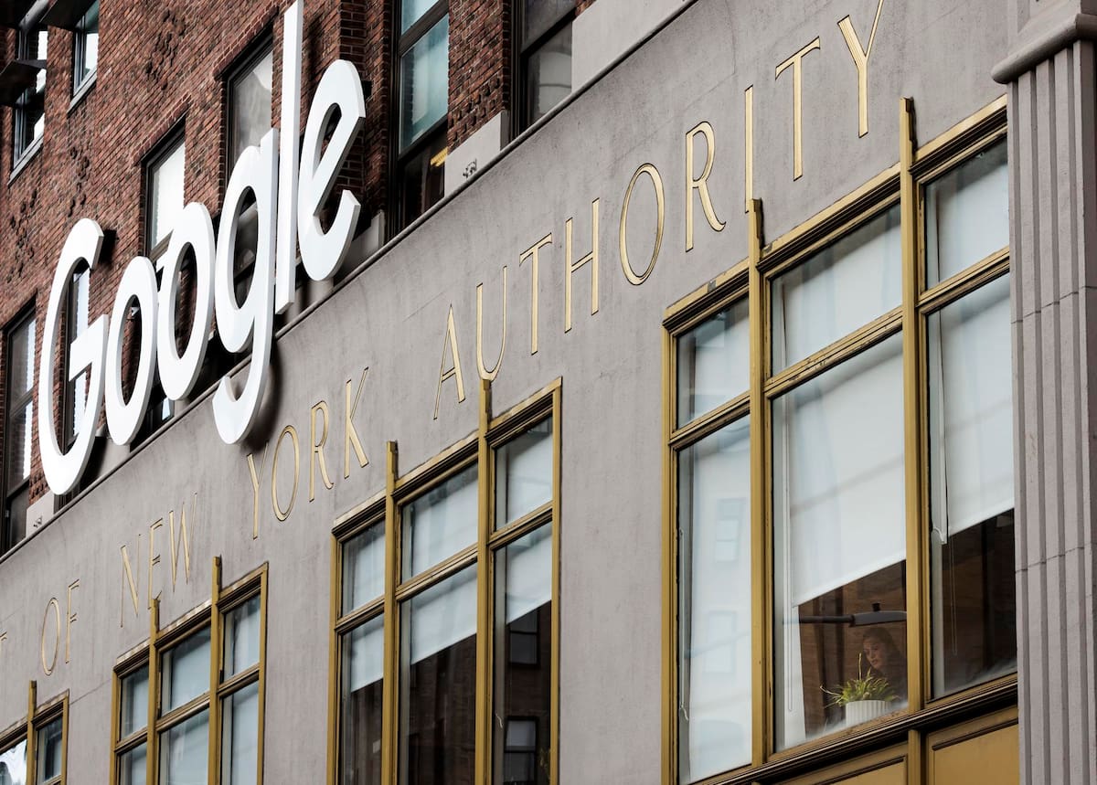 Una persona (d) mira por la ventana del edificio de oficinas de Google en Nueva York, en una fotografía de archivo. EFE/EPA/JUSTIN LANE