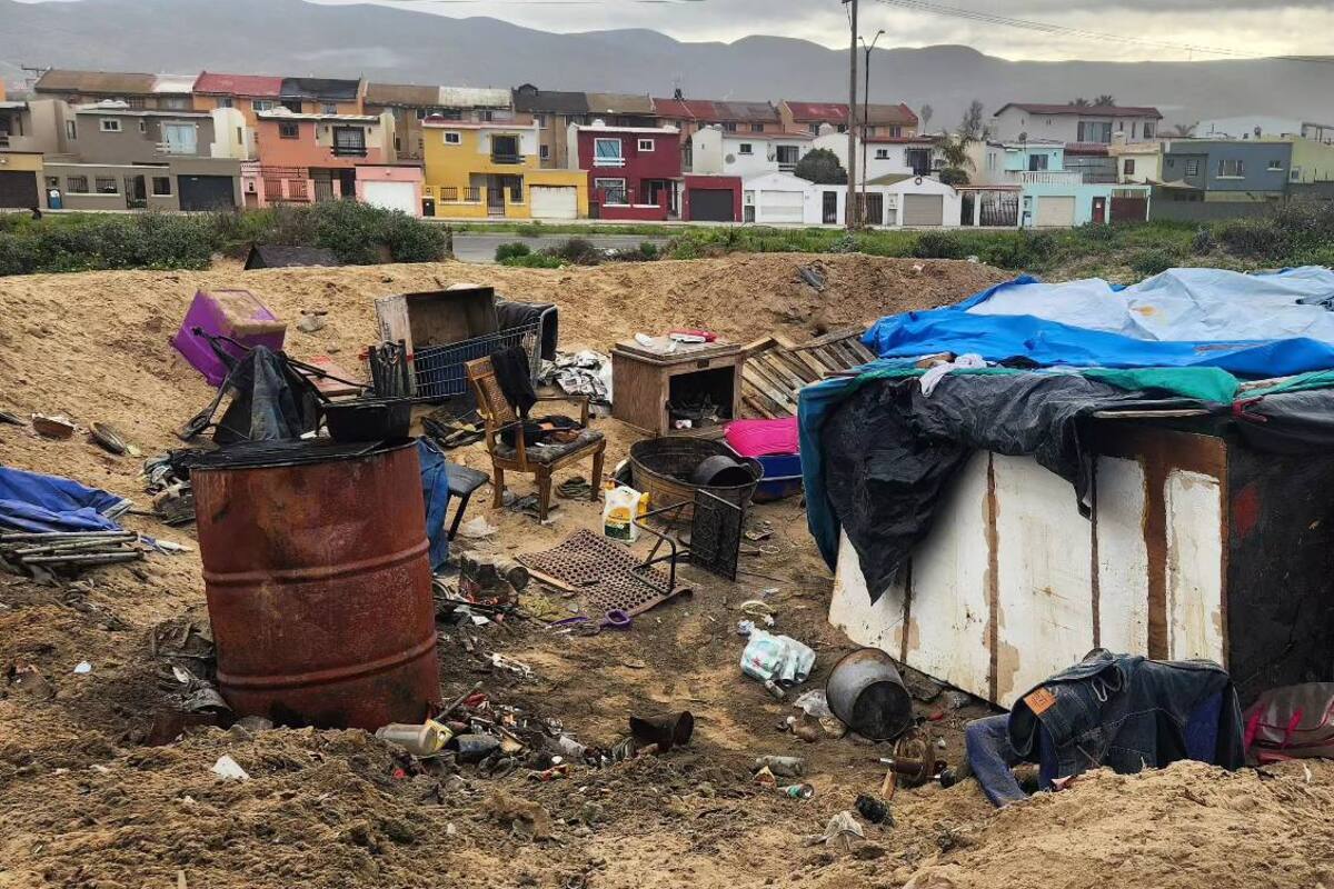 Personas en situación de calle construyen viviendas improvisadas cerca de la playa