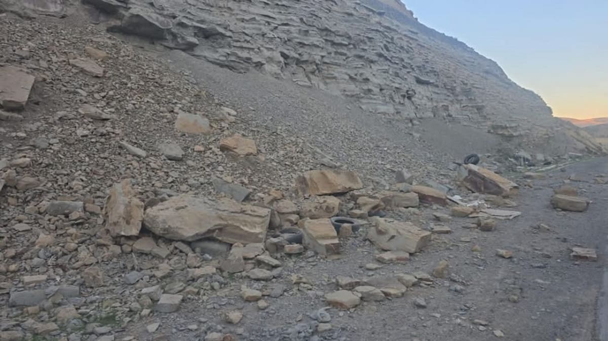 Las autoridades recomiendan a los automivilistas tener precaución al transitar por la vialidad.