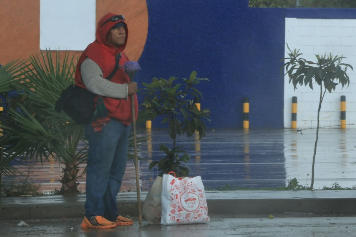 Las lluvias de este viernes provocaron encharcamientos y tráfico lento en Tijuana. Foto: Sergio Ortiz