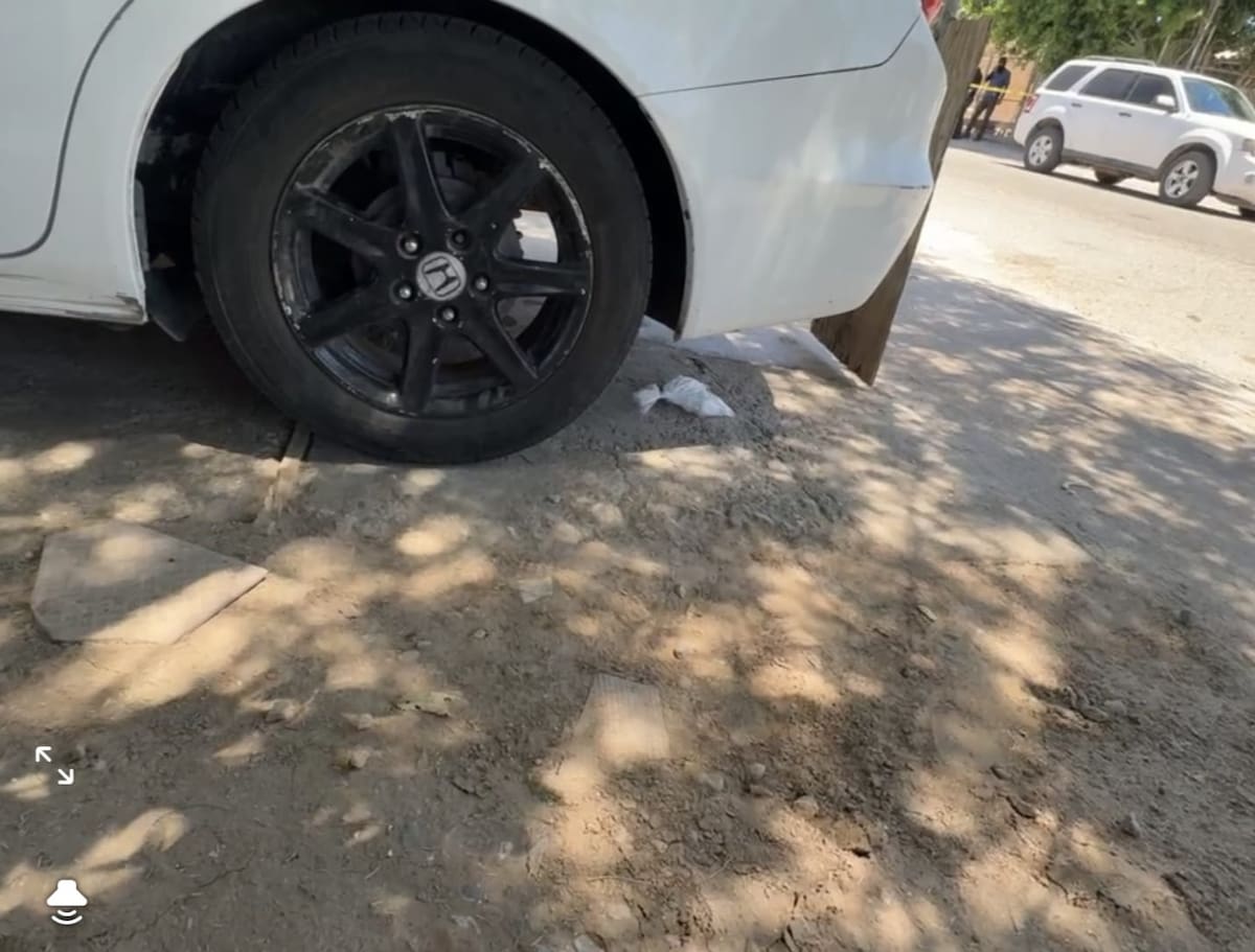 La joven aseguró que observaron cómo uno de los agentes arrojó la bolsa debajo del carro, la cual, de acuerdo con sus palabras, tenía droga en su interior.│Foto: Captura de pantalla del live de Facebook