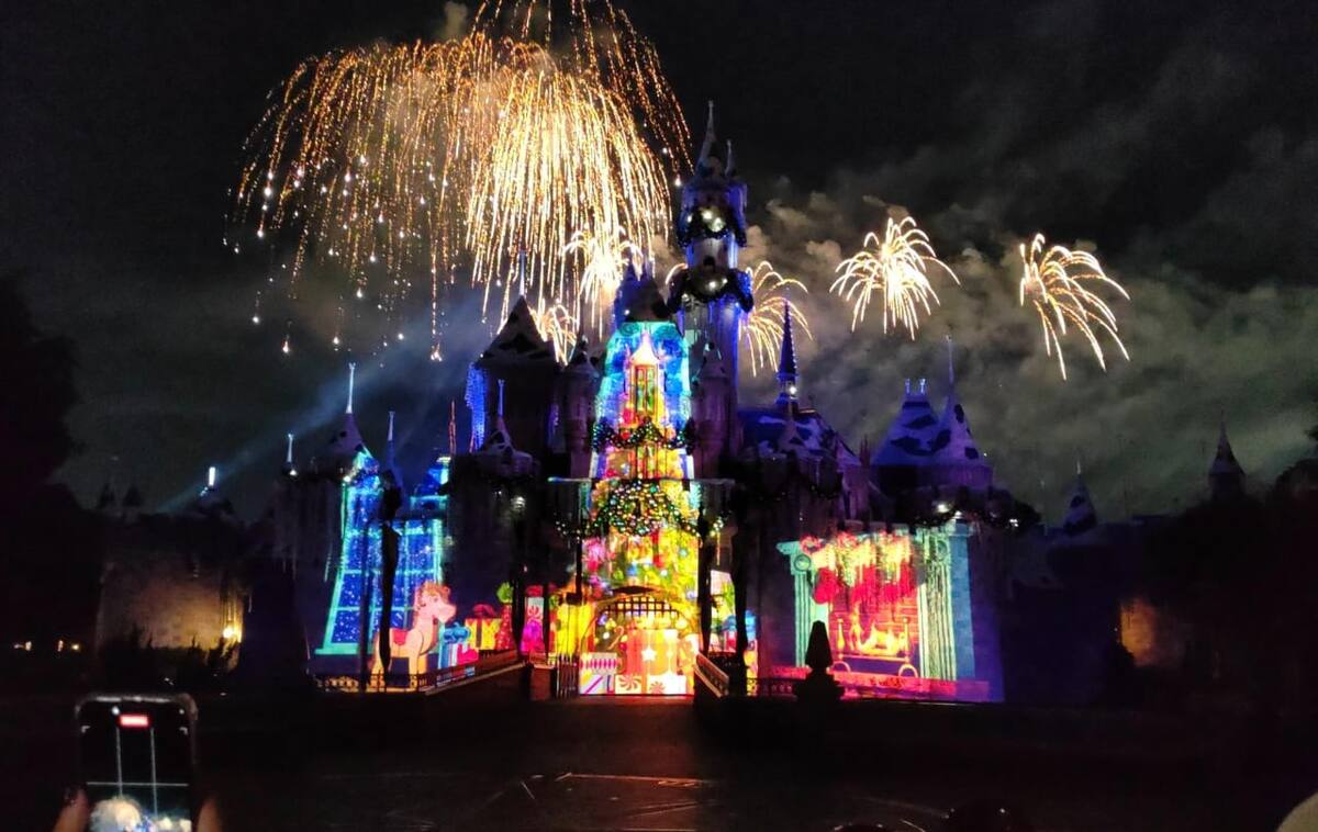 Los colores rojo y verde cubrieron el cielo del parque temático con el show de fuegos artificiales que deslumbraron a los presentes.